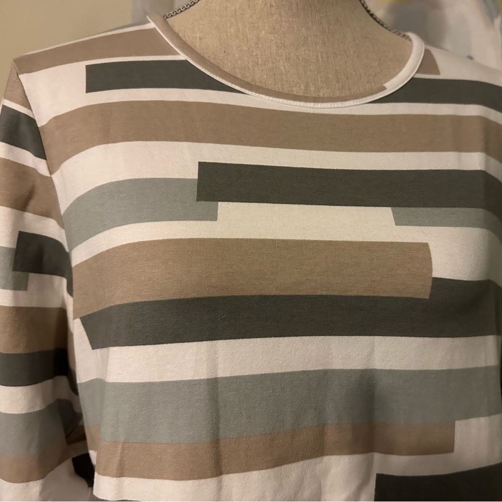 EUC D & CO M shirt in a contemporary horizontal lines